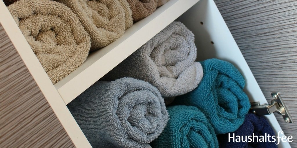 Ordnung Badezimmer: Rolle die Handtücher zusammen
