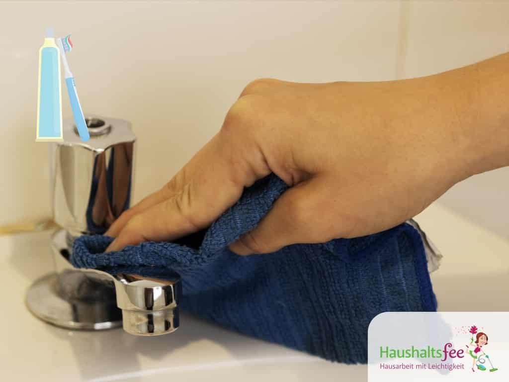 Zahnpasta im Haushalt zum Reinigen der Armaturen im Bad und in der Küche
