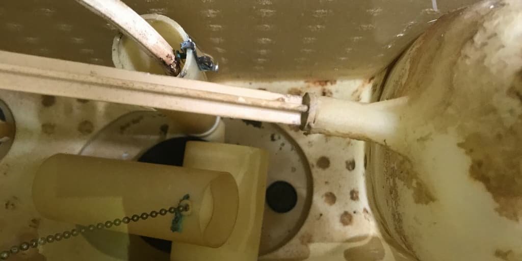 Toilette reinigen: Spülkasten der Toilette verkalkt, braune Ablagerungen