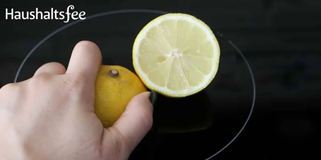 Ceranfeld reinigen mit einer Zitrone