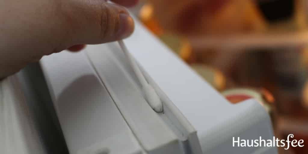Wattestäbchen: Kühlschranktür reinigen mit Q-tips
