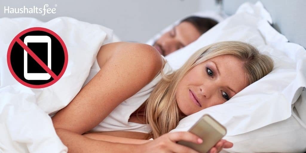 Besser schlafen ohne Handy im Bett.